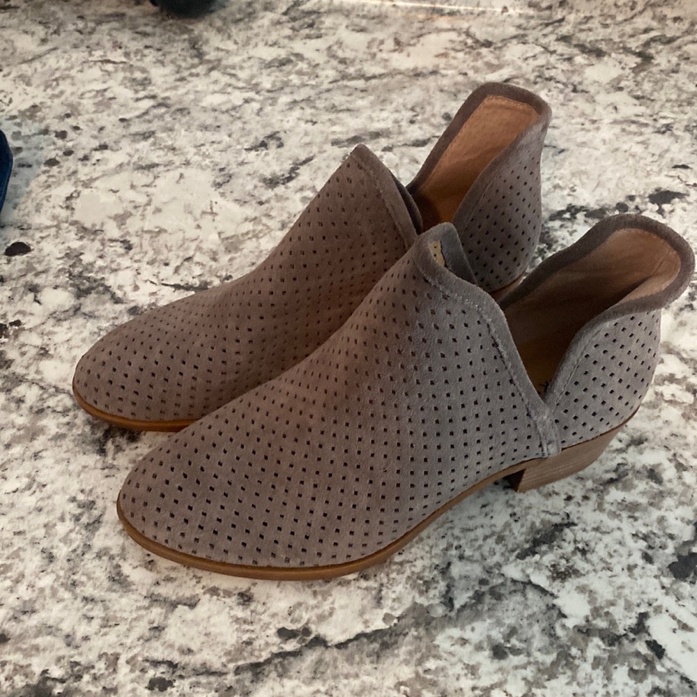 Slip on lucky brand Womens pointed toe bootie 7